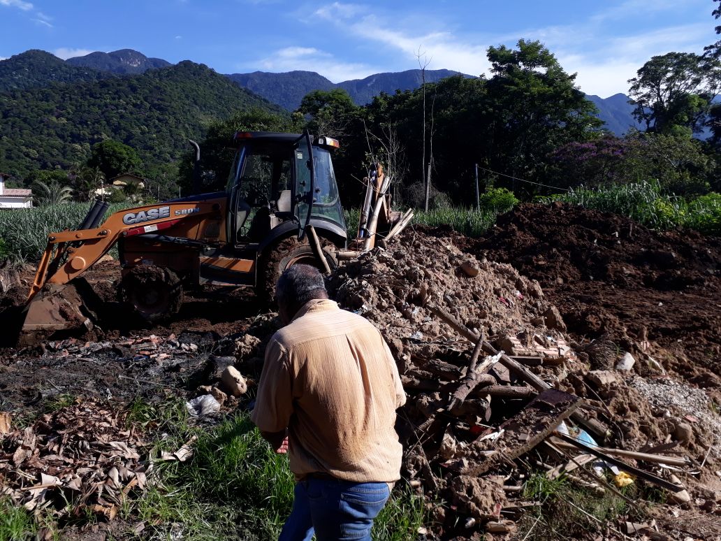 Linha Verde ajuda equipe ambiental a interromper terraplanagem ilegal em um terreno baldio de Cachoeiras de Macacu